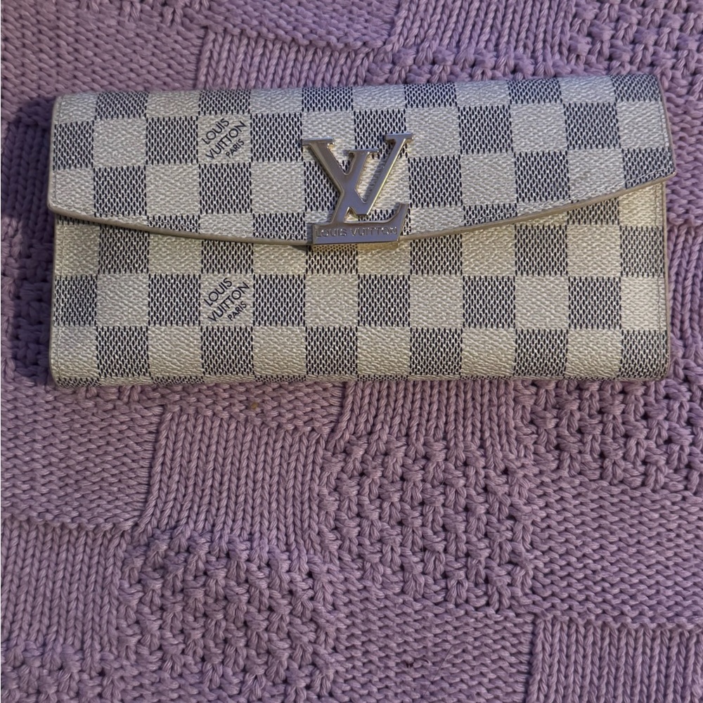 Louis Vuitton Gray Checkered Women's Clutch